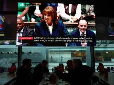 Britain's Chancellor of the Exchequer Rachel Reeves appears on a TV screen in a restaurant in the financial district of Canary Wharf as she presents the Autumn Budget Statement at the parliament, in London, Britain, November 26, 2025.  REUTERS/Kevin Coombs