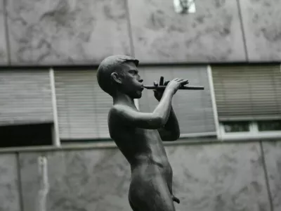 - Deček s pi&scaron;čalko pred stavbo RTV Slovenija je delo kiparja Zdenka Kalina. (1. maj 1946) - pastirček je simbol TV Slovenija. //FOTO: Bojan Velikonja