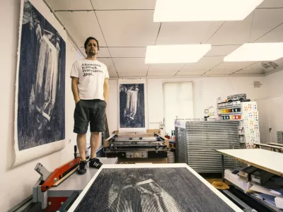 Oliver Pilić v Grafičnem ateljeju MGLC, 2024. Foto: Ur&scaron;ka Boljkovac. Arhiv MGLC. / Foto: Ur&scaron;ka Boljkovac. Arhiv Mglc