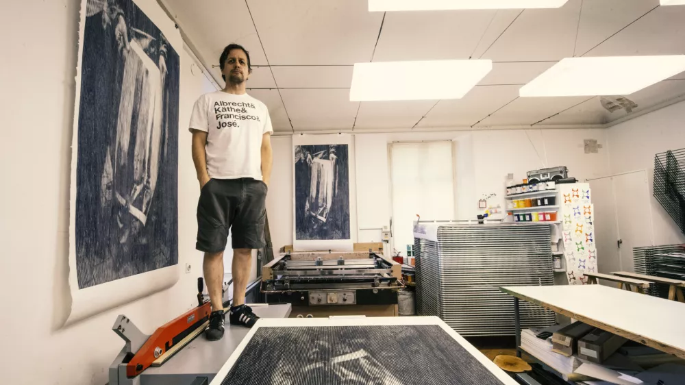 Oliver Pilić v Grafičnem ateljeju MGLC, 2024. Foto: Ur&scaron;ka Boljkovac. Arhiv MGLC. / Foto: Ur&scaron;ka Boljkovac. Arhiv Mglc