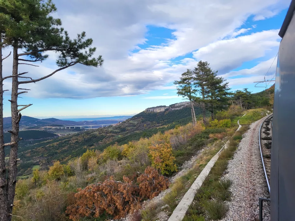 pogled s Kra&scaron;kega roba na vlaku, stara proga Koper Divača / Foto: Katja Gle&scaron;čič 