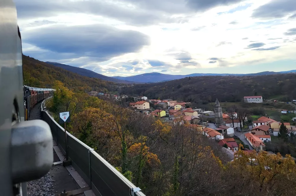 Pre&scaron;nica, pogled z vlaka, stara proga Koper Divača / Foto: Katja Gle&scaron;čič 