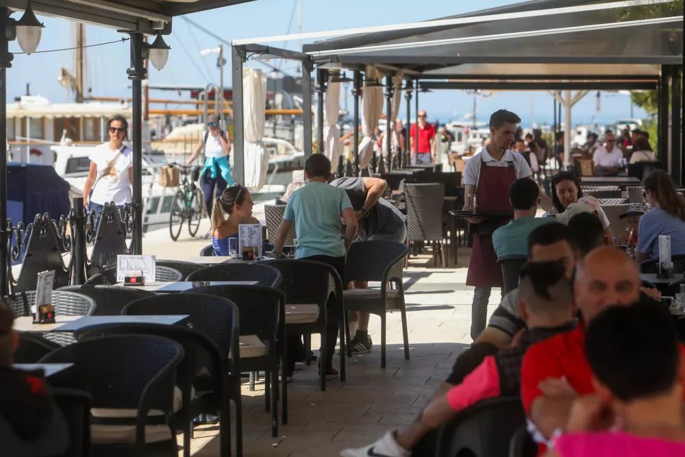 - 29.04.2024. Natakarja v kavarni in sla&scaron;čičarni v Izoli._strežba, gostinstvo, turizem, pomanjkanje turističnih delavcev.- Predlog za prvomajsko čestitko. //FOTO: Bojan Velikonja / Foto: Bojan Velikonja