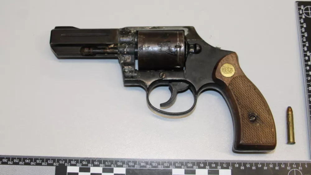 Pi&scaron;tolo, ki so jo na&scaron;li med hi&scaron;no preiskavo pri 28-letniku, so policisti zasegli. Foto: PP Trebnje