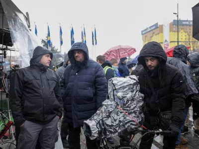 27.11.2025., Sarajevo, Bosna i Hercegovina - Zaposlenici Radiotelevizije Bosne i Hercegovine (BHRT) danas odrzavaju prosvjed ispred zgrade Parlamentarne skupstine BiH. Istovremeno, i sa istog mjesta, BHT1 i BH radio 1 emitiraju visesatni specijalni program "Ne gasite BHRT". Photo: Armin Durgut/PIXSELL