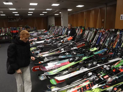 27.11.2025 smučarski sejem snežinka, prodaja smučarske opreme foto luka cjuha