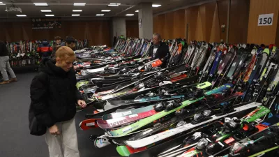 27.11.2025 smučarski sejem snežinka, prodaja smučarske opreme foto luka cjuha