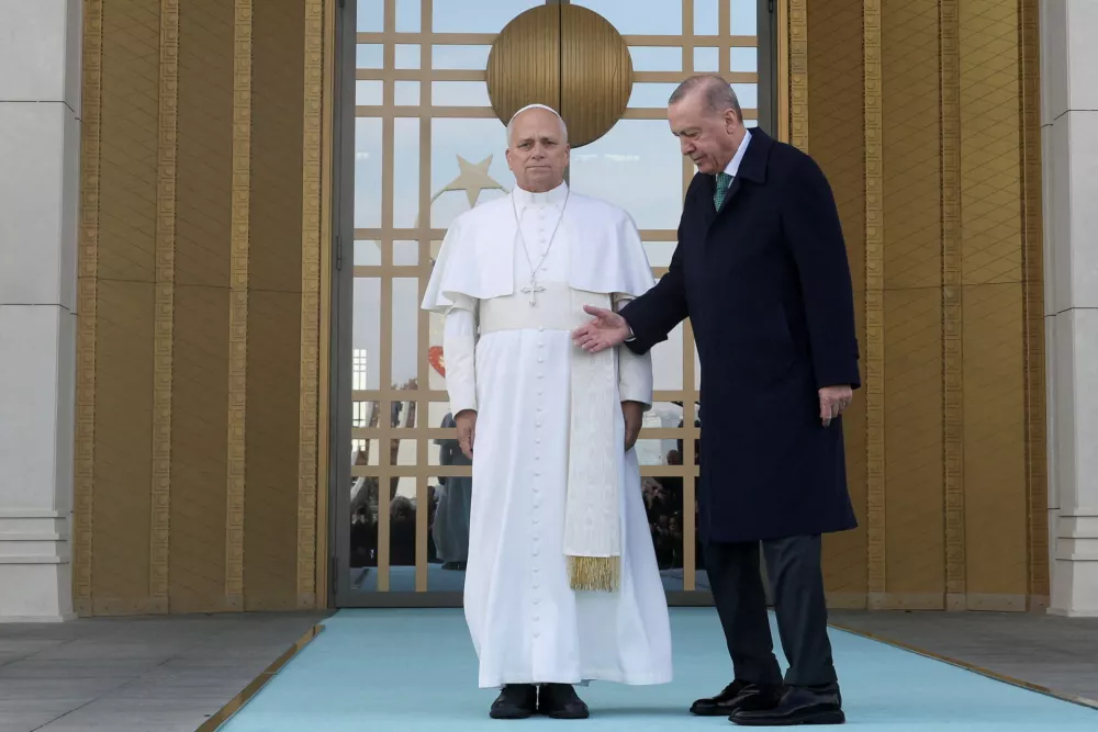 Pope Leo XIV and Turkish President Tayyip Erdogan meet at the Presidential Palace, during the pope's first apostolic journey, in Ankara, Turkey, November 27, 2025. REUTERS/Umit Bektas   TPX IMAGES OF THE DAY