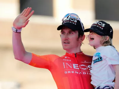FILE PHOTO: Cycling - Giro d'Italia - Stage 21 - Roma to Roma - Italy - May 26, 2024 INEOS Grenadiers' Geraint Thomas celebrates his third place on the podium after the Giro d'Italia 2024 REUTERS/Ciro De Luca/File Photo