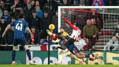 Sunderland's Brian Brobbey scores their side's second goal of the game against Arsenal during the Premier League match, Saturday, Nov. 8,2 025, in, Sunderland, England (Owen Humphreys/PA via AP)