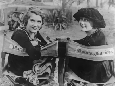 Gladys Louise Smith, bolj znana kot &raquo;ljubljenka Amerike&laquo; Mary Pickford, je skupaj s svojo najbolj&scaron;o prijateljico Frances Marion zajahala val uspeha. Foto: wikipedia