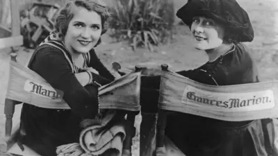 Gladys Louise Smith, bolj znana kot &raquo;ljubljenka Amerike&laquo; Mary Pickford, je skupaj s svojo najbolj&scaron;o prijateljico Frances Marion zajahala val uspeha. Foto: wikipedia