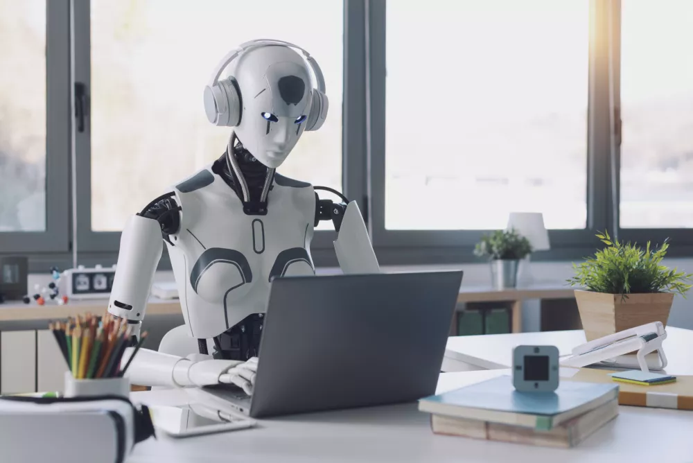 Robot med delom. Slika je seveda simbolična. / Foto: Istock