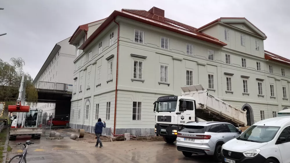 Čeprav bi se dela že morala končati je delovi&scaron;če Palače Cukrarna zelo aktivno. Sprjeeli so anek, ki je projekt podražil in rok podalj&scaron;al.