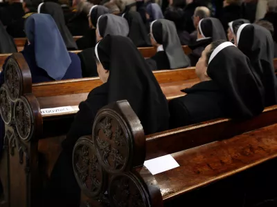 - ilustrativna fotografija - cerkev - redovnice - Slovesna ma&scaron;a ob umestitvi novoimenovanega mariborskega nad&scaron;kofa metropolita Marjana Turn&scaron;ka.v stolni cerkvi sv. Janeza Krstnika v Mariboru /FOTO; Matej Pov&scaron;e