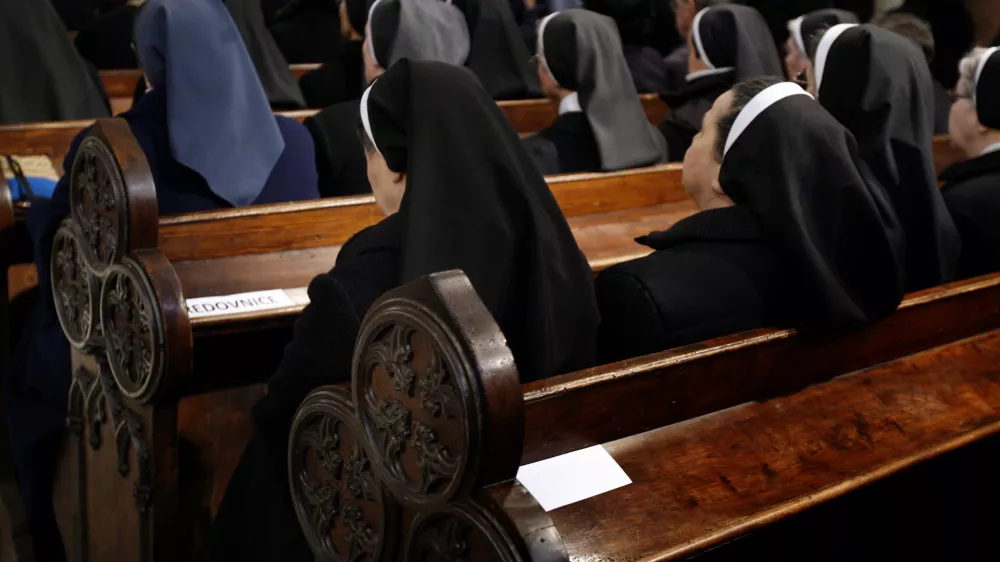 - ilustrativna fotografija - cerkev - redovnice - Slovesna ma&scaron;a ob umestitvi novoimenovanega mariborskega nad&scaron;kofa metropolita Marjana Turn&scaron;ka.v stolni cerkvi sv. Janeza Krstnika v Mariboru /FOTO; Matej Pov&scaron;e