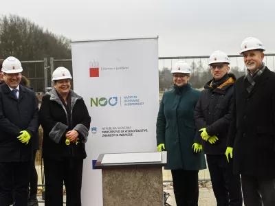 minister za visoko &scaron;olstvo, znanost in inovacije Igor Papič,rektor Univerze v Ljubljani Gregor Majdič,dekanja Veterinarske fakultete UL Breda Jakovac Strajn,vodja predstavni&scaron;tva Evropske komisije v Sloveniji Jerneja Jug Jer&scaron;edirektor Urada RS za okrevanje in odpornost Josip Mihalic; - 15.12.2023 &ndash; gradbi&scaron;če - nova Veterinarska fakulteta Univeze v Ljubljani, Cesta v Mestni log med 47 in 51a - položitev temeljnega kamna za novo Veterinarsko fakulteto UL, //FOTO: Nik Erik Neubauer
