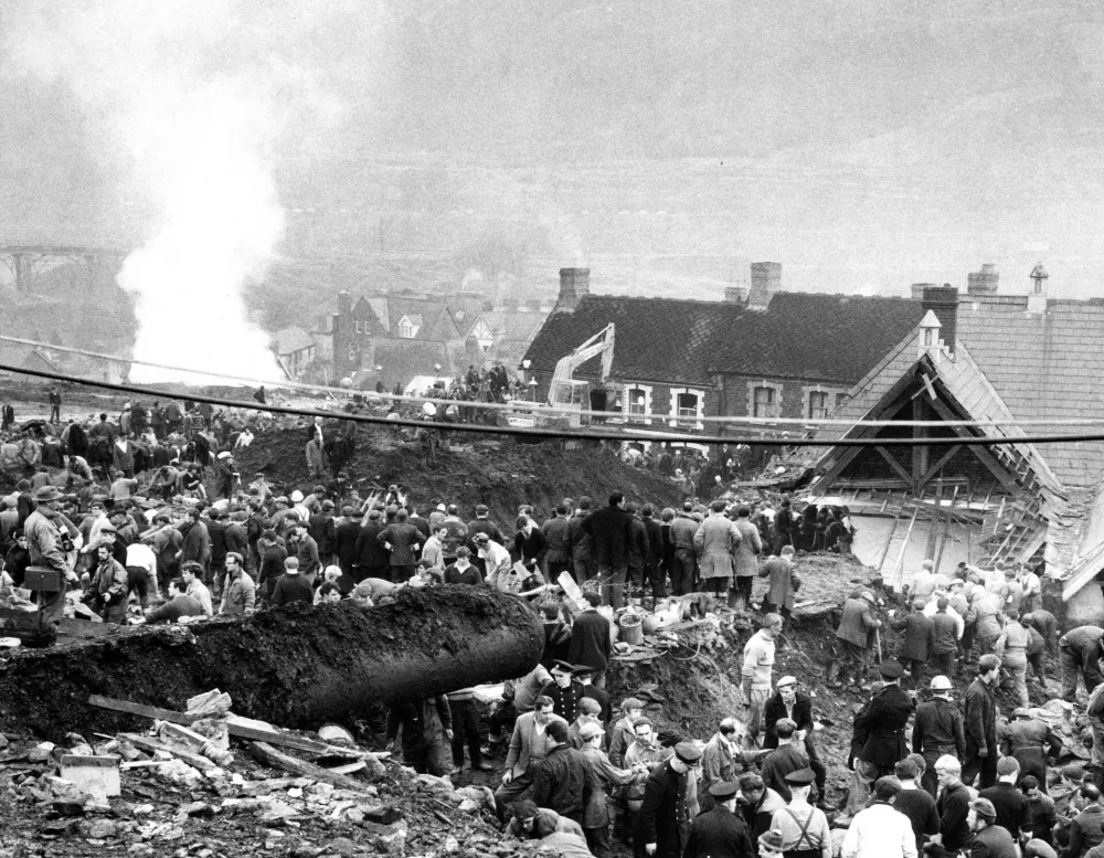 Posledice katastrofe. Otroke in druge pokopane so re&scaron;evali rudarji iz mesta. / Foto: Profimedia