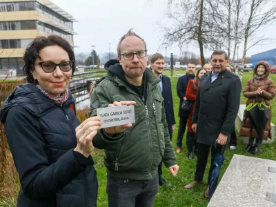 25.11.2025 - projekt Gazela 2025 zaključek z namestitvijo plo&scaron;čice z imenom podjetja, zlate gazele 2025 na klop v Tehnolo&scaron;kem parku. Tehnol&scaron;ki park. Zlata gazela 2025 - DOCENTRIC d.o.oFoto: Luka Cjuha