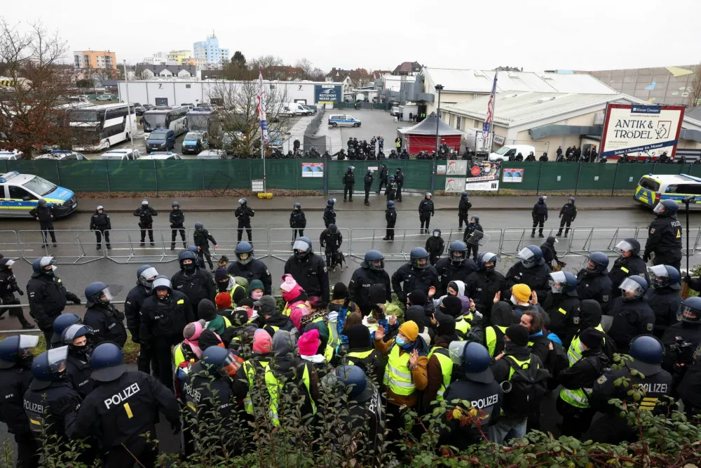 Police surround the activists attending a protest organised by the "Widersetzen" (Resist) alliance to block the founding of a new youth organisation of Germany's far-right Alternative for Germany (AfD) party, in Giessen, Germany, November 29, 2025. REUTERS/Christian Mang