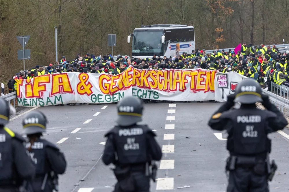 29 November 2025, Hesse, Gie&szlig;en: Police and demonstrators face each other at the slip road from the L3047 onto the B429. The slip road is blocked. Several thousand demonstrators protested against the founding of a new AfD youth organization on Saturday. Its predecessor, Junge Alternative, which had been classified as right-wing extremist, had dissolved itself. Photo: Lando Hass/dpa