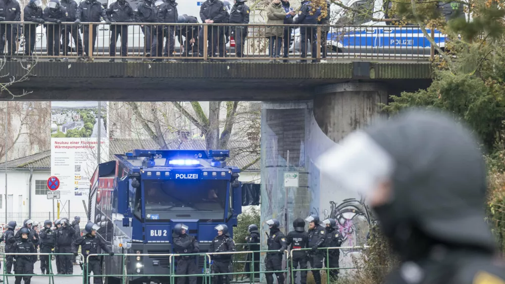 29 November 2025, Hesse, Gie&szlig;en: Police officers block a street near the founding meeting of the new AfD youth organization. Several thousand demonstrators protested against the founding of a new AfD youth organization on Saturday. Its predecessor, Junge Alternative, which had been classified as right-wing extremist, had dissolved itself. Photo: Boris Roessler/dpa