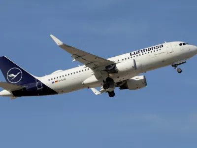 FILE PHOTO: An Airbus A320-214 passenger aircraft of Lufthansa airline, takes off from Malaga-Costa del Sol airport, in Malaga, Spain, May 3, 2024. REUTERS/Jon Nazca/File Photo