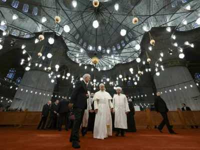 29 November 2025, Turkey, Istanbul: Pope Leo XIV visits the Sultan Ahmed Mosque (Blue Mosque), in Istanbul. Photo: Vatican Media/IPA via ZUMA Press/dpa