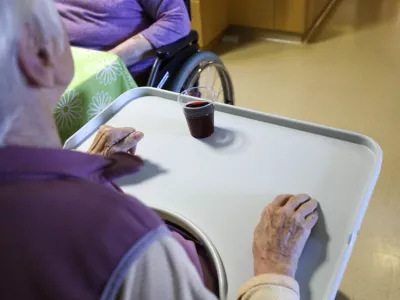 Stresni december: v domovih starej&scaron;ih se začenja bitka s časom