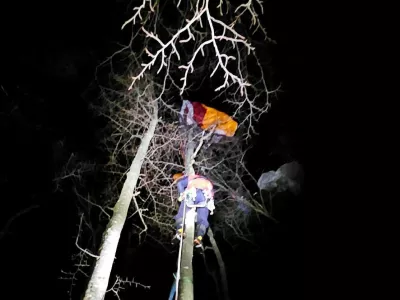 &Scaron;kofjelo&scaron;ki re&scaron;evalci so z drevesa re&scaron;ili jadralno padalko. 