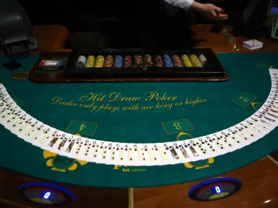 - igralnica - igralni salon - avtomati - igralni&scaron;tvo - 22.12.2014 - Igralni&scaron;ko-zabavi&scaron;čni center Park, Casino & Hotel, Delpinova 5, Nova Gorica - 30. obletnica igralni&scaron;tva na Gori&scaron;kem//FOTO: Bojan Velikonja