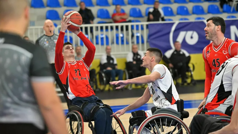  Odločilni sta bili druga in tretja četrtina, v katerih so si slovenski igralci priigrali ključno prednost. Foto: ZSIS