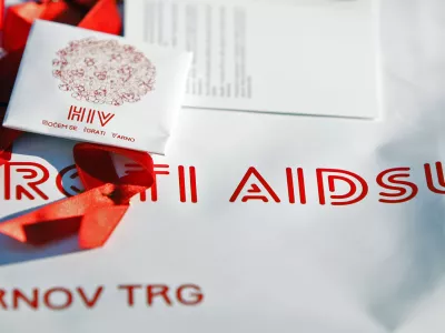 - - simbolična fotografija - zdravstvo - obolenje AIDS - okužba HIV - virus člove&scaron;ke imunske odpornosti - rdeča pentlja (simbol boja proti AIDS-u) - kondom (kontracepcijsko sredstvo)- //FOTO: Bojan Velikonja