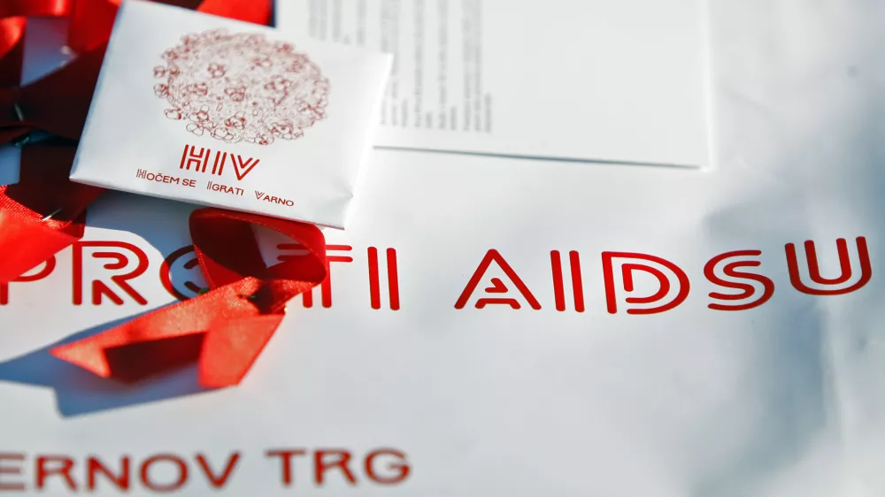 - - simbolična fotografija - zdravstvo - obolenje AIDS - okužba HIV - virus člove&scaron;ke imunske odpornosti - rdeča pentlja (simbol boja proti AIDS-u) - kondom (kontracepcijsko sredstvo)- //FOTO: Bojan Velikonja