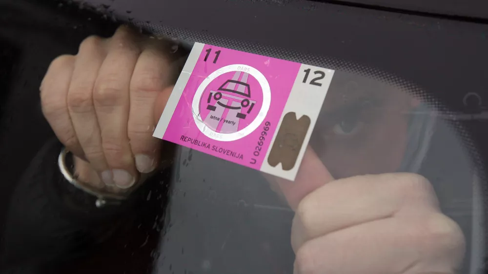 - letna avtocestna vinjeta za osebna vozila na slovenskih avtocestah - cena letne vinjete 2011 - 95 EUR  ///FOTO: Luka Cjuha