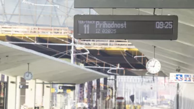 Ljubljana, Zelezniska postaja Ljubljana.Izjava za medije ministrice za infrastrukturo Alenke Bratusek in generalnega direktorja Slovenskih zeleznic Dusana Mesa ob prihodu prvega vlaka na zeleznisko postajo Ljubljana po novih tirih ter zakljucku faze B in zacetku faze C.Zelezniska postaja Ljubljana.