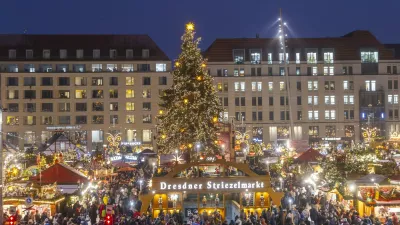 591. Dresdner Striezelmarkt Der Dresdner Striezelmarkt ist ein Weihnachtsmarkt in Dresden. Er wird seit 1434 im Advent meistens auf dem Altmarkt veranstaltet und zieht j&auml;hrlich durchschnittlich rund zwei Millionen Besucher an. Er ist der &auml;lteste, mit einer Urkunde best&auml;tigte Weihnachtsmarkt Deutschlands. Erzgebirgischer Weihnachtsschmuck. Dresden Sachsen Deutschland *** 591 Dresden Striezelmarkt The Dresden Striezelmarkt is a Christmas market in Dresden It has been held in Advent since 1434, usually on the Altmarkt square, and attracts an average of around two million visitors every year It is the oldest Christmas market in Germany, confirmed by a certificate Erzgebirgischer Weihnachtsschmuck Dresden Saxony Germany,Image: 1054775697, License: Rights-managed, Restrictions: imago is entitled to issue a simple usage license at the time of provision. Personality and trademark rights as well as copyright laws regarding art-works shown must be observed. Commercial use at your own risk., Model Release: no