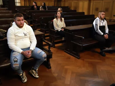 11.11.2025 - sodi&scaron;če, obdolžena Novak Leonardo (levo v beli majici) in Novak ArsenFoto: Tomaž Skale