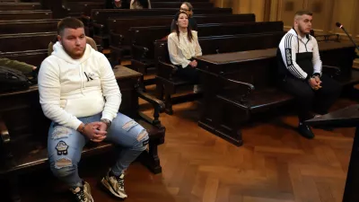 11.11.2025 - sodi&scaron;če, obdolžena Novak Leonardo (levo v beli majici) in Novak ArsenFoto: Tomaž Skale