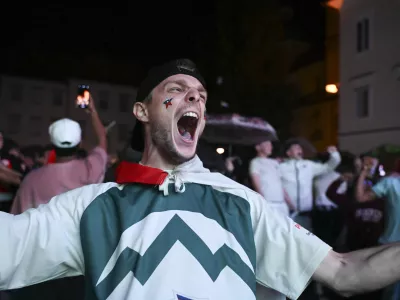 Jan Oblak obrani enajstmetrovko01.07.2024 - UEFA EURO 2024 Slovenija: Portugalska, slovenski navijači spremljajo tekmo na velikem zaslonu na Pogačarjevem trgu. 