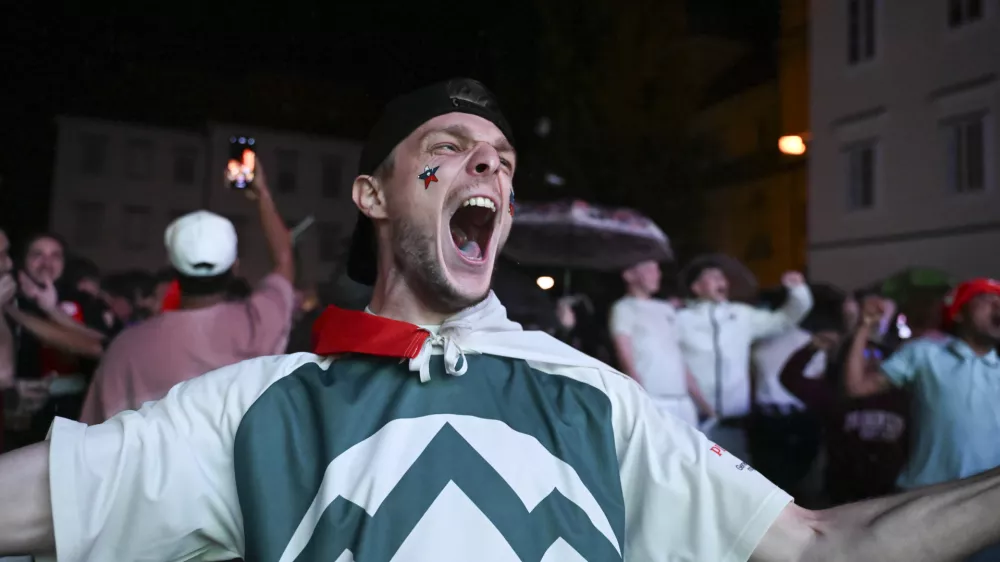 Jan Oblak obrani enajstmetrovko01.07.2024 - UEFA EURO 2024 Slovenija: Portugalska, slovenski navijači spremljajo tekmo na velikem zaslonu na Pogačarjevem trgu. 