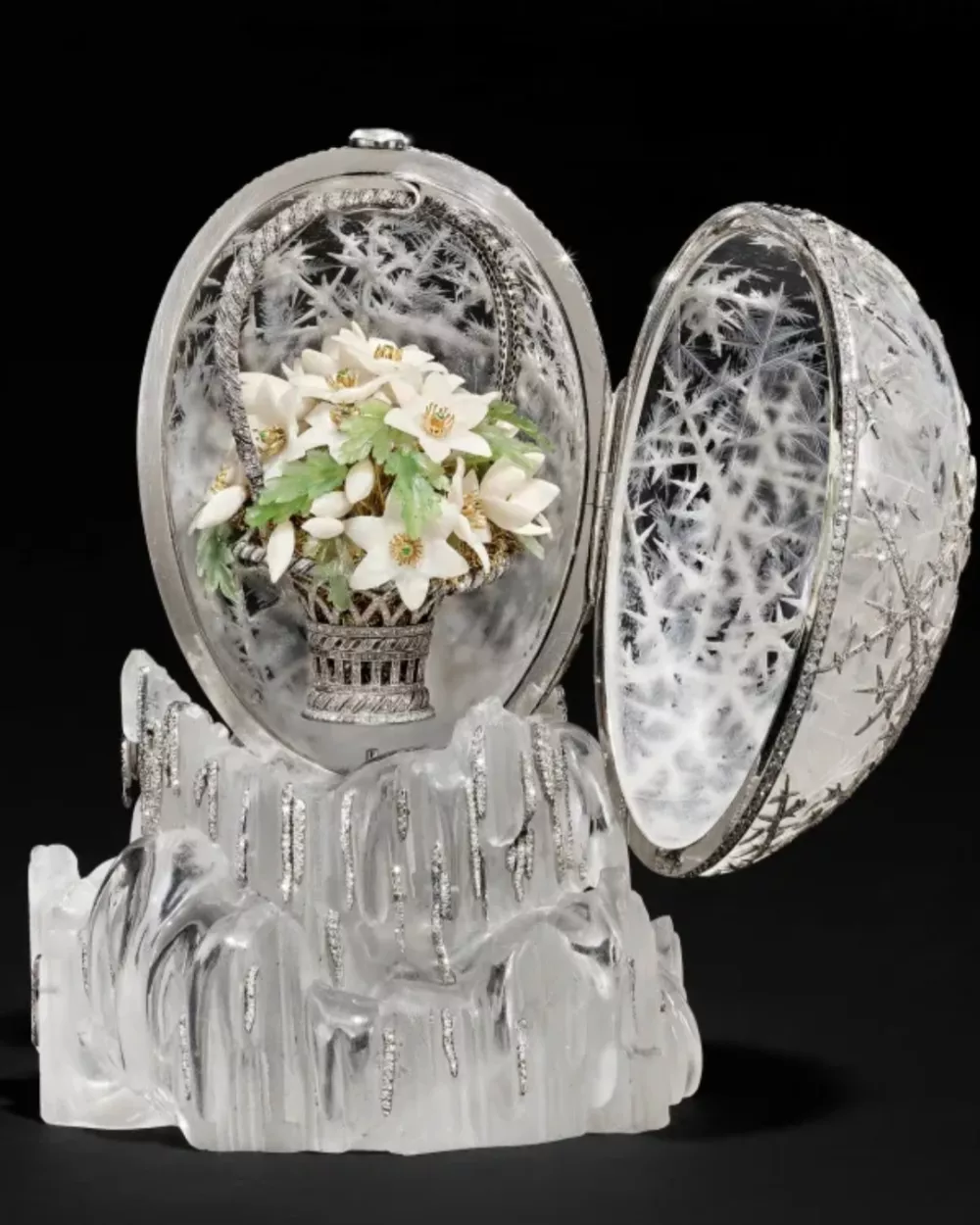 Jajce ima snežinke, vgravirane v kremenovo zunanjost, in okra&scaron;en je z diamanti. Foto: Christie's