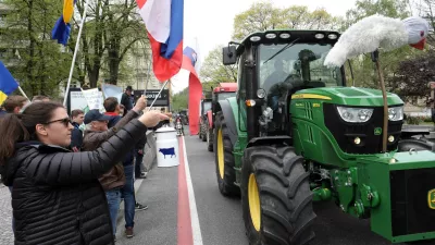 - traktorji - - 25.04.2023 – drugi protest kmetov pred poslopjem parlamenta v Ljubljani – protestni shod zaradi nezadovoljstva, vrste zahtev do kmetov in perečih težav v kmetijstvu - Sindikat kmetov Slovenije -//FOTO: Tomaž Skale