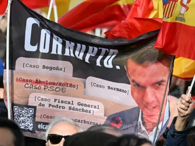 People attend a demonstration where Spain's opposition leader Alberto Nunez Feijoo demands snap elections after former Transport Minister Transport Minister Jose Luis Abalos was jailed over a corruption scandal dogging the leftist government of Prime Minister Pedro Sanchez, in Madrid, Spain, November 30, 2025. REUTERS/Juan Barbosa