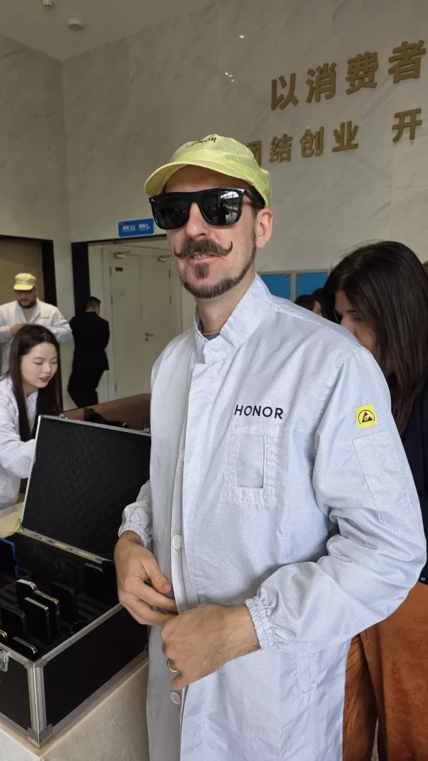 Pred vstopom v tovarno je obvezna za&scaron;čitna oprema.