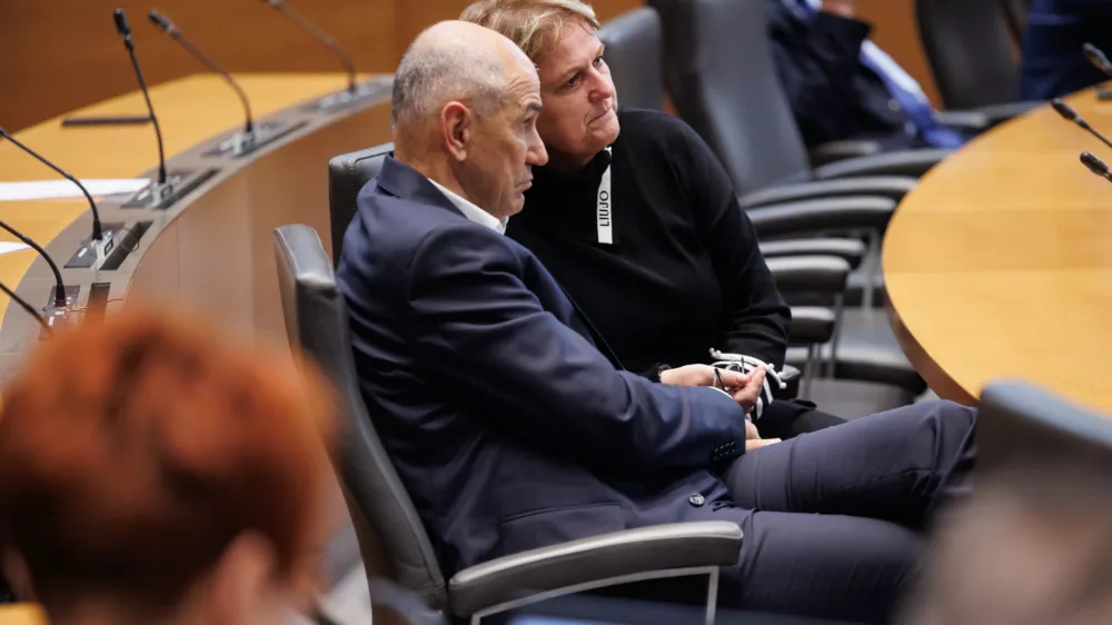 Ljubljana, DZ.Izredna seja DZ, na kateri so razglasili ustavni zakon o vpisu pravice do placevanja z gotovino v ustavo ter potrdili poslanski mandat Mateji Zupan Josipovic.Predsednik SDS Janez Jansa in poslanka SDS Jelka Godec.