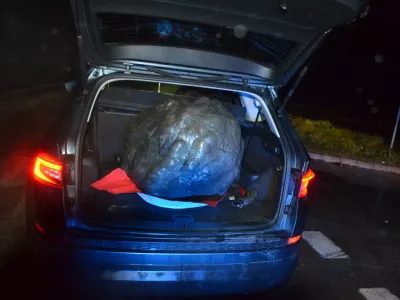 Velenje.V noci iz cetrtka na petek je storilec poskodoval spomenik Tita na Titovem trgu v Velenju. Policija je osumljenca ze izsledila in zoper njega vodi ustrezne postopke.Foto: PU Celje