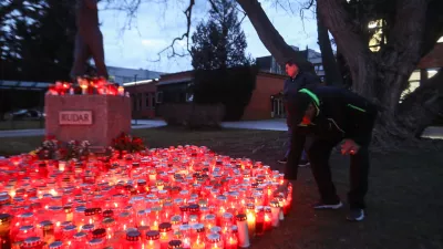 Sveče pred spomenikom Rudar v Velenju / Foto: Bojan Velikonja