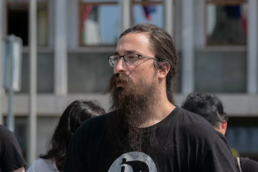 Ljubljana, Trg republike.Novinarska konferenca Piratske stranke in Levice pred vlozitvijo zbranih podpisov za omejitev zupanskih mandatov na dva zaporedna mandata v DZ.Sekretar Piratske stranke Jasmin Feratovic.