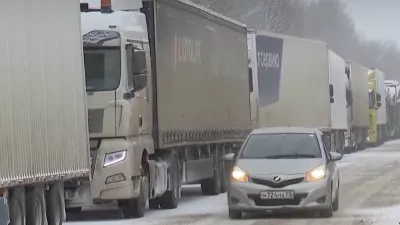 Tovornjaki v vrsti / Foto: Zajem Zaslona